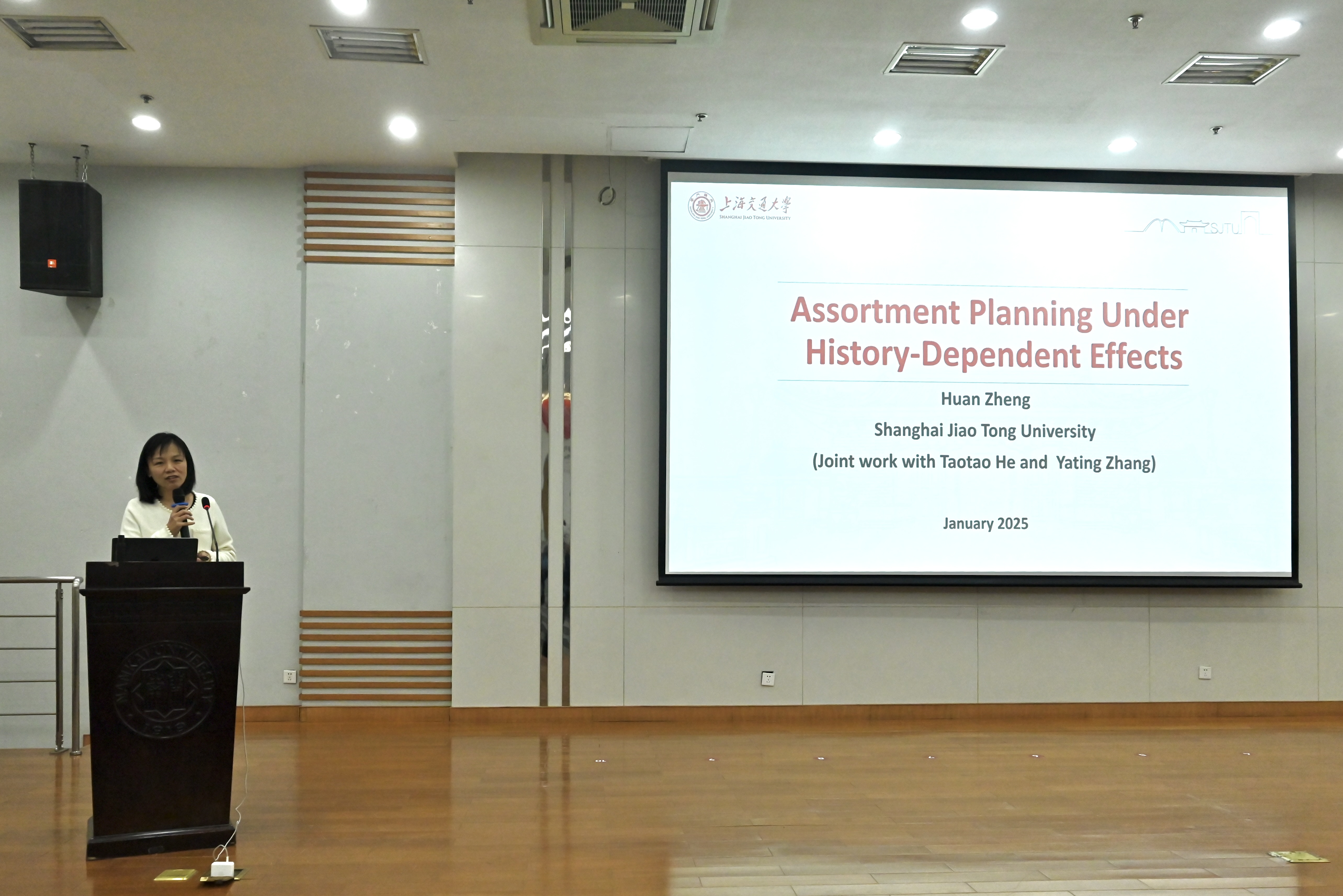 墙上的电视  描述已自动生成